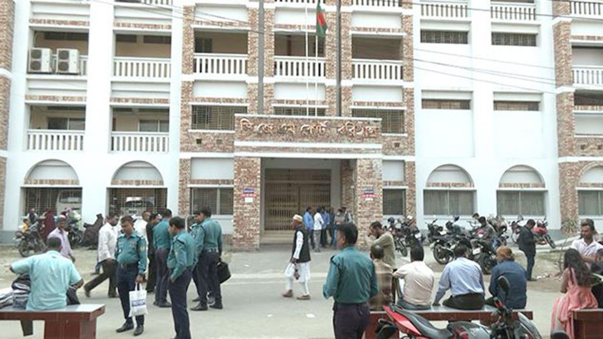 আদালতে মিথ্যা তথ্য দেওয়ায় বাদীর বিরুদ্ধে বিচারকের মামলা