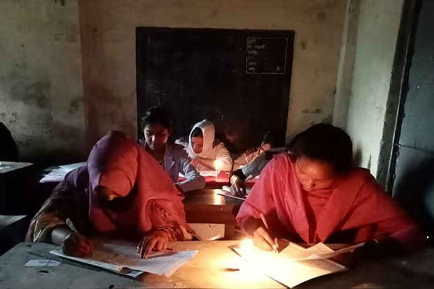 মোমবাতি জ্বালিয়ে এসএসসি পরীক্ষা, ইউএনও দুষলেন কেন্দ্রসচিবকে