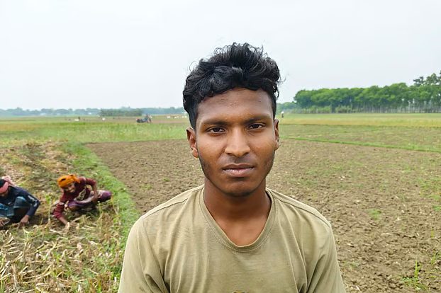 বিশ্ববিদ্যালয়ে ভর্তির টাকা জোগাতে শ্রমিকের কাজ করছেন ওমর