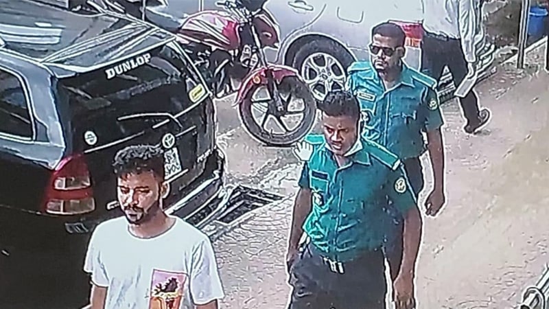 ব্যাংকে ঢুকে ২০ লাখ টাকা ছিনতাই : দুই পুলিশসহ ৫ জন রিমান্ডে