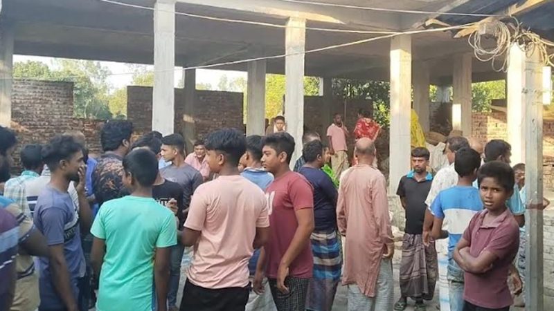 বউমা আসার খবরে বাড়ি ছেড়ে পালালো স্বামী ও শ্বশুর-শাশুড়ি