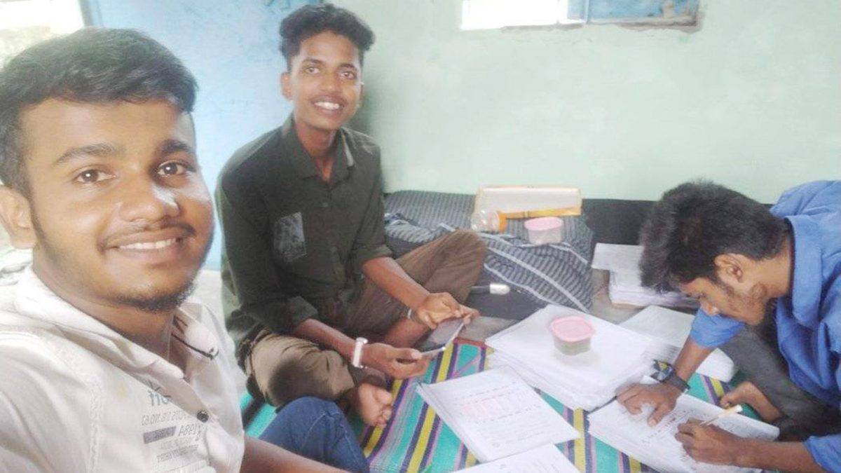 শিক্ষার্থীদের দিয়ে এইচএসসির উত্তরপত্র দেখালেন শিক্ষক!