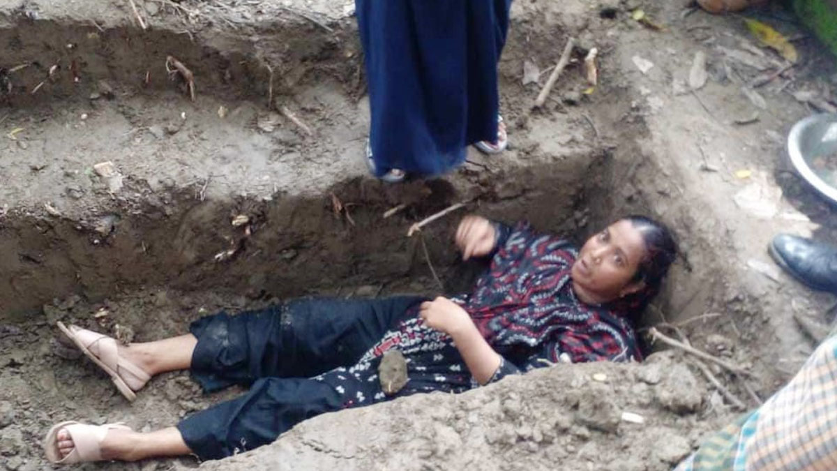 কবরে শুয়ে শাশুড়ির দাফনে পুত্রবধূর বাধা
