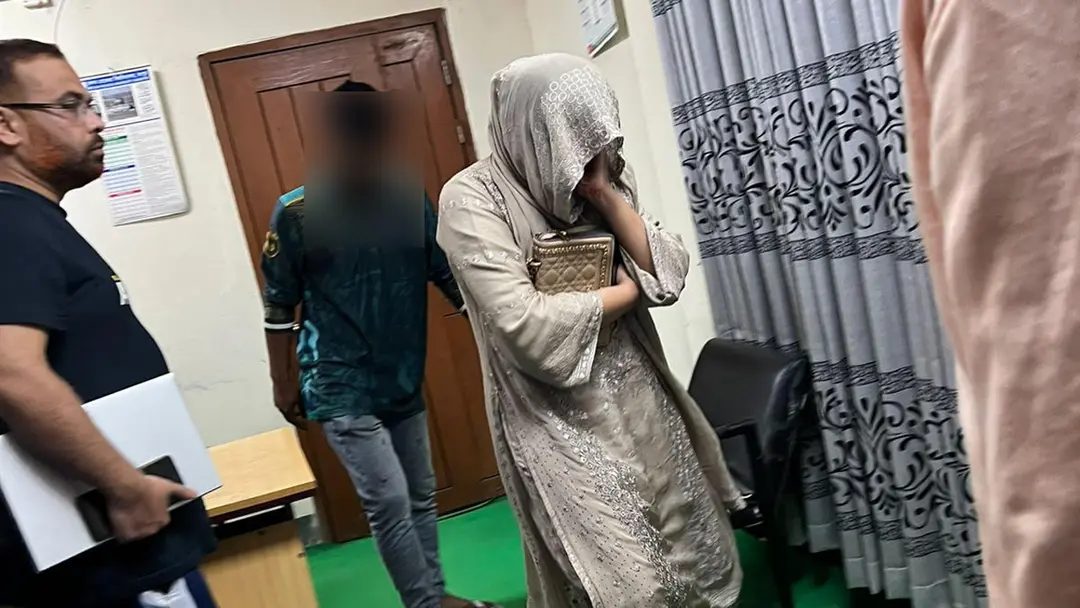 বেরোবি ছাত্রীর সঙ্গে অন্তরঙ্গ অবস্থায় ঢাবি ছাত্র আটক