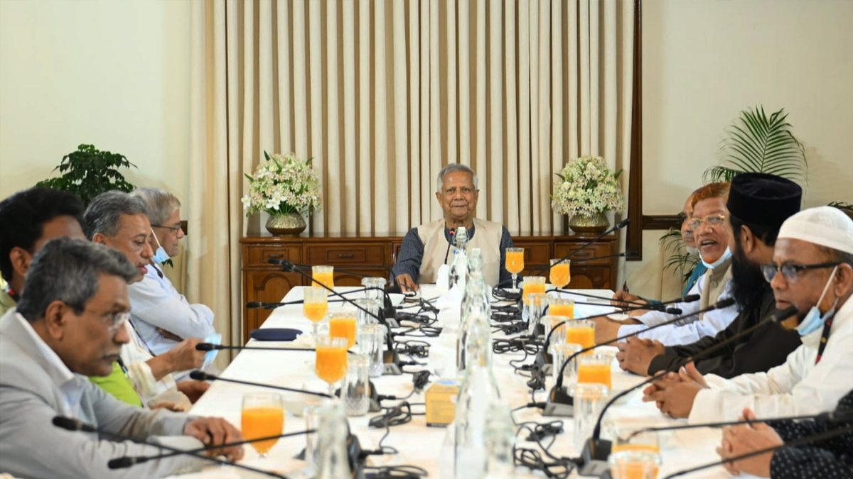 ৪ রাজনৈতিক দলের সঙ্গে প্রধান উপদেষ্টার জরুরি বৈঠক