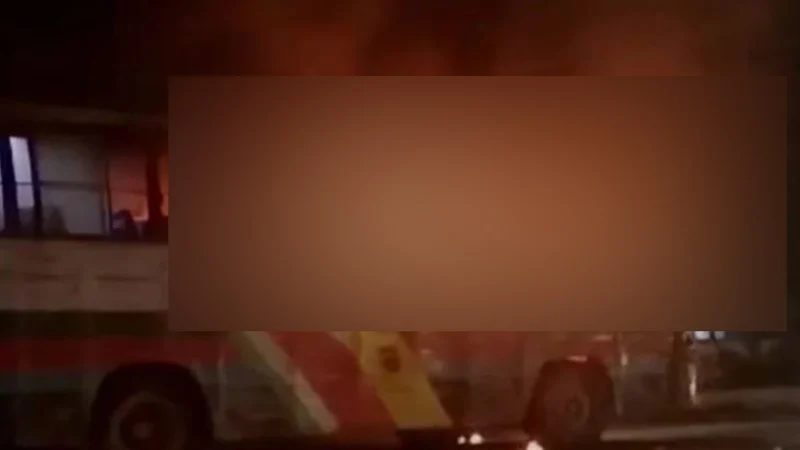 মালিকের বাসার সামনেই বাসে আগুন