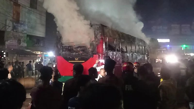 যশোরে বিআরটিসি বাসে দুর্বৃত্তদের আগুন
