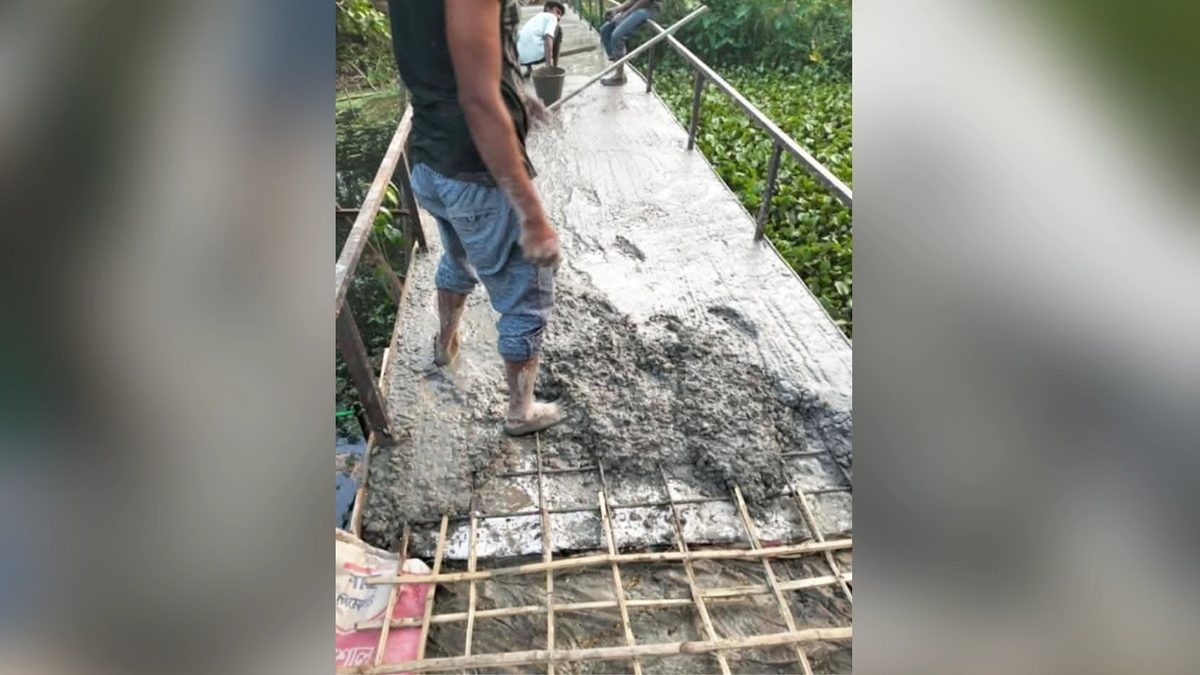 বরিশালে ব্রিজ ঢালাইয়ে রডের পরিবর্তে বাঁশ