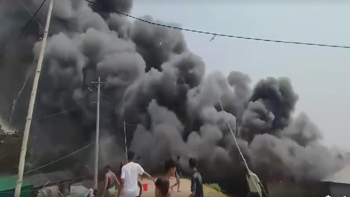 চট্টগ্রামে এয়াকুবনগর বস্তিতে আগুন,নিয়ন্ত্রণে ৯ ইউনিট