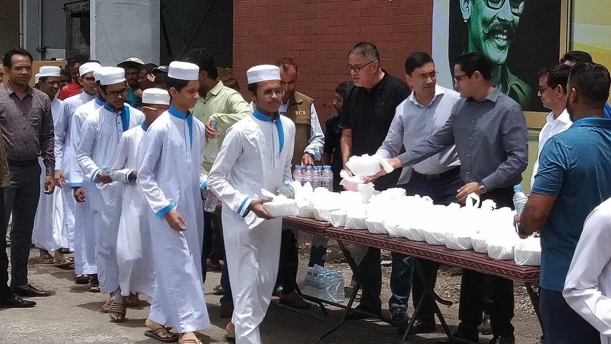 শেখ কামালের জন্মদিনে এতিমদের মাঝে বিসিবি'র খাবার বিতরণ