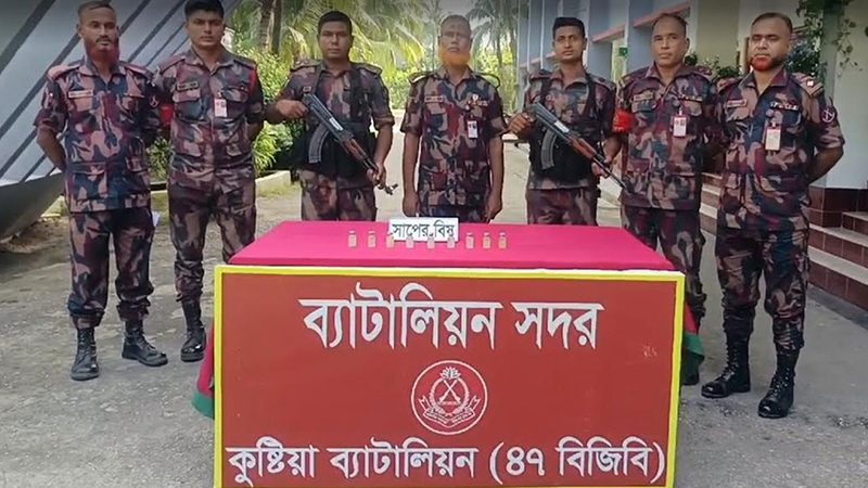 যাত্রীবাহী বাসে মিলল দেড় কোটি টাকার সাপের বিষ