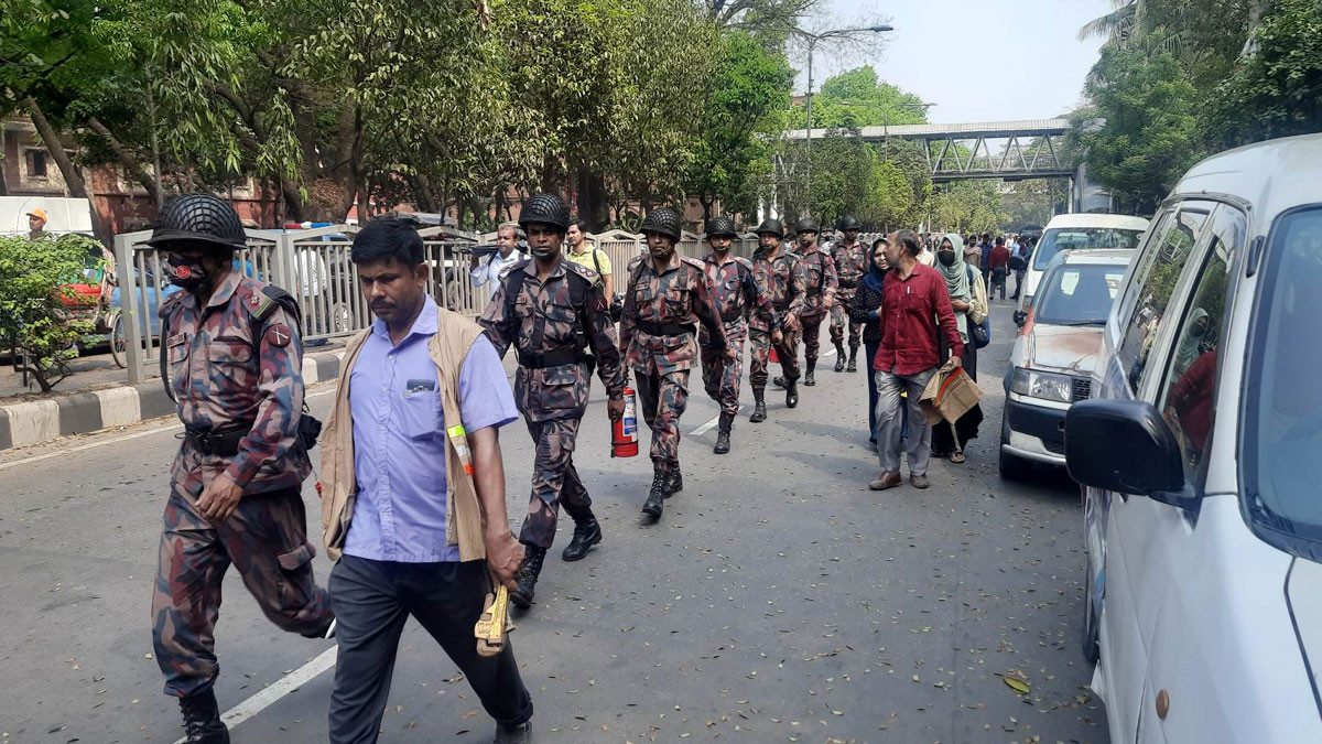 বঙ্গবাজারে আগুন : ৬ প্লাটুন বিজিবি মোতায়েন