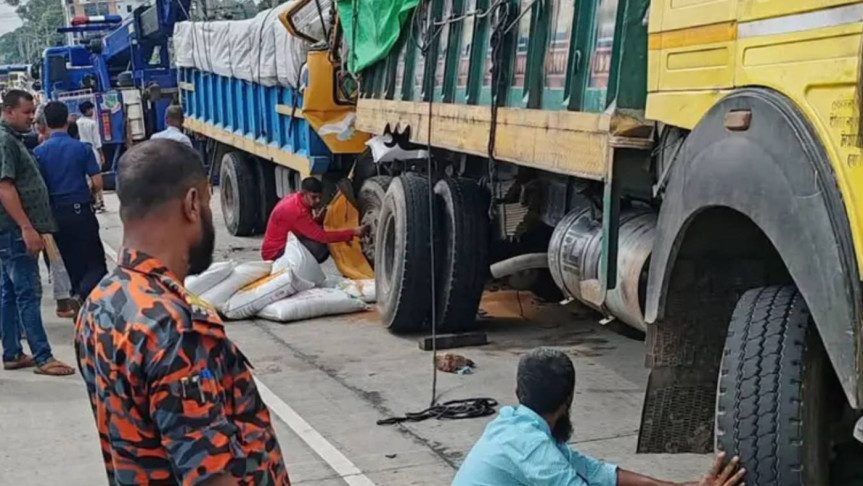 এক ট্রাকের পেছনে আরেক ট্রাকের ধাক্কা, বাবা-ছেলেসহ নিহত ৩