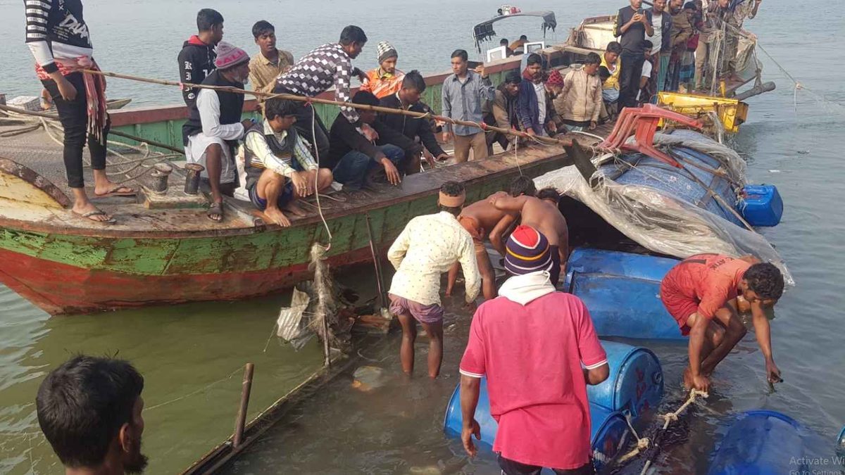 মেঘনা নদীতে ডুবে যাওয়া ট্রলার উদ্ধার, বাবা-ছেলে নিখোঁজ
