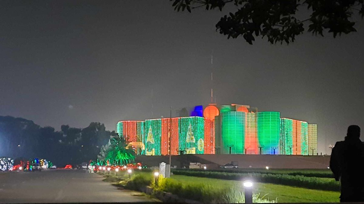 বিজয়ের উল্লাসে লাল-সবুজের বর্ণিল রাজধানী