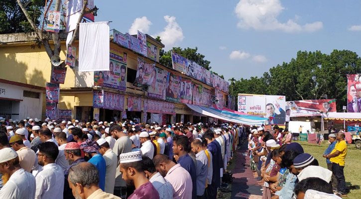 গণসমাবেশের মাঠেই জুমার নামাজ পড়লো বিএনপির নেতাকর্মীরা