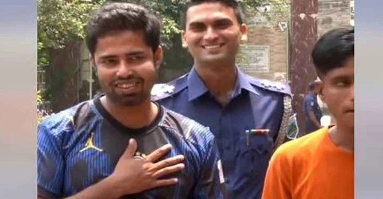ব্রাজিলের ইজ্জত বাঁচাতে জার্সির লোগো ঢেকে দিলেন ডাকাত, ভিডিও ভাইরাল