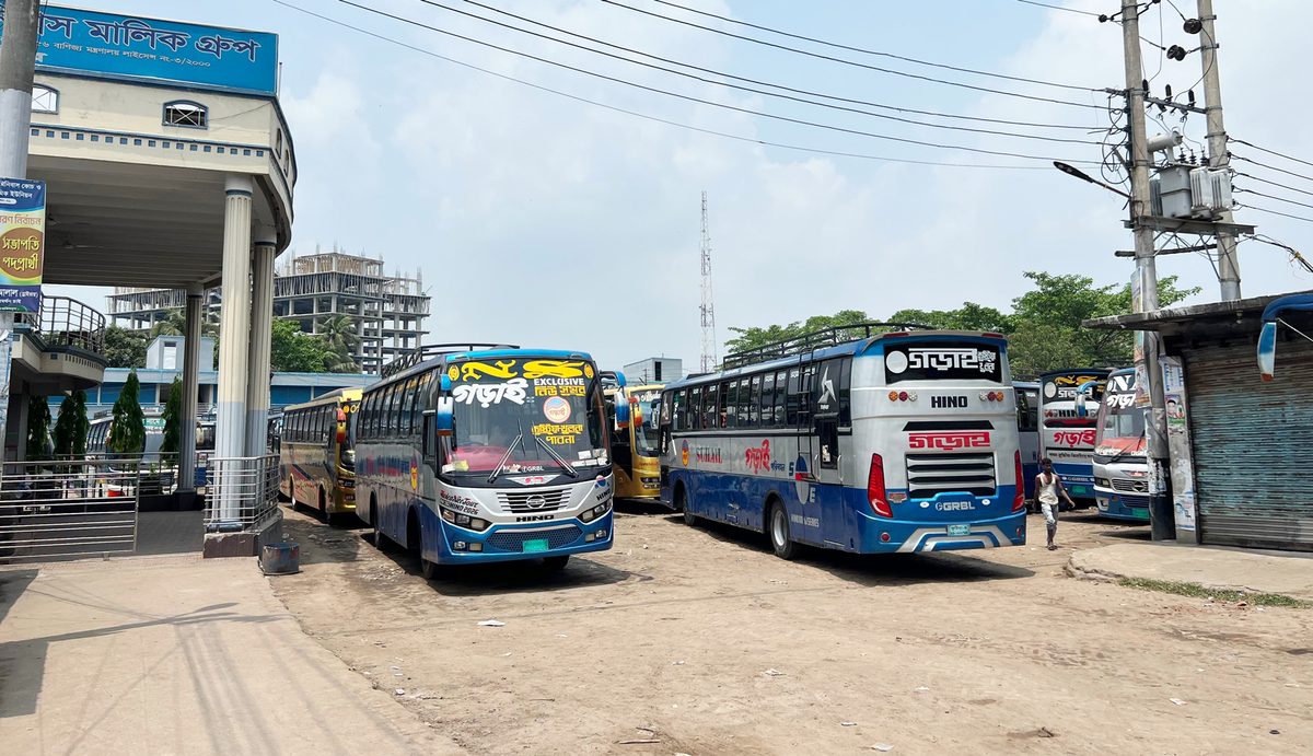 কুষ্টিয়ায় দ্বিতীয় দিনের মতো বাস ধর্মঘট অব্যাহত,ভোগান্তিতে যাত্রীরা