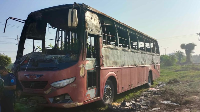 হেমায়েতপুরে বাসে আগুন