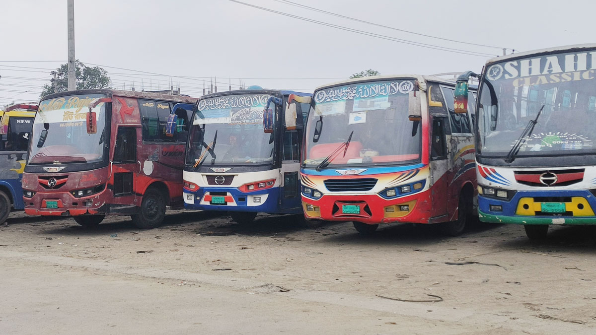রাজবাড়ী-ফরিদপুর রুটে বাস চলাচল বন্ধ, দুর্ভোগে যাত্রীরা
