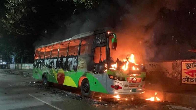বিএনপির ৪৮ ঘণ্টার অবরোধ শুরু, রাতে ৫ গাড়িতে আগুন