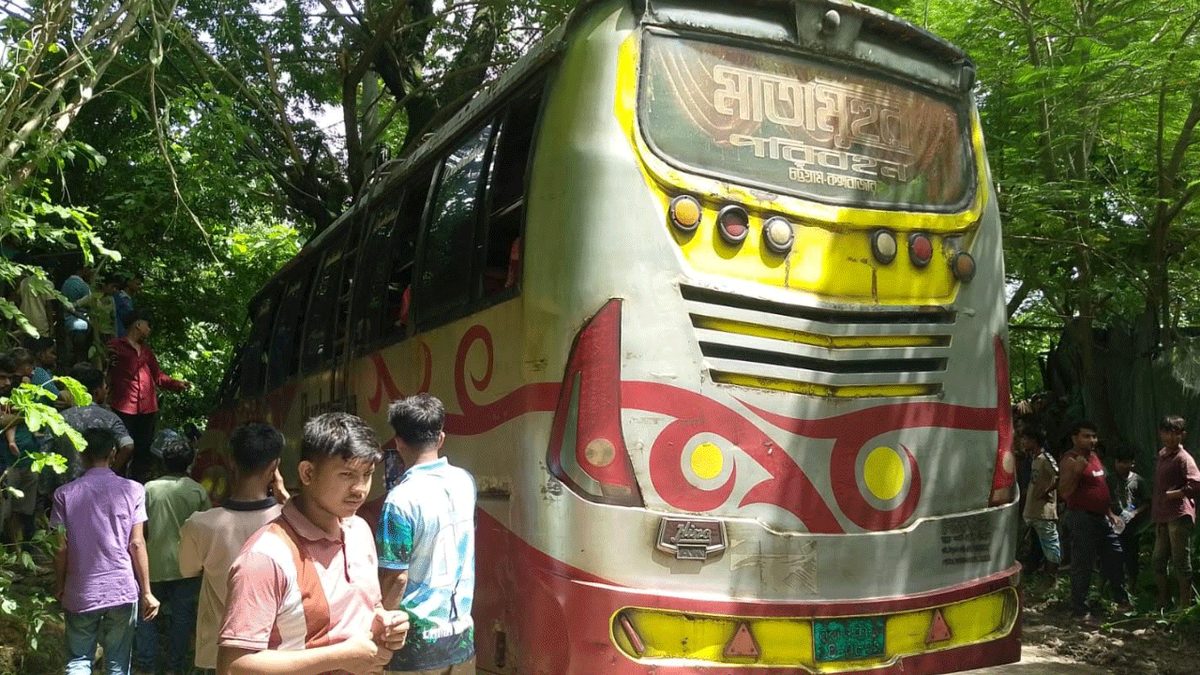 বান্দরবানে নিয়ন্ত্রণ হারিয়ে গাছের সঙ্গে ধাক্কা বাসের, নিহত ১