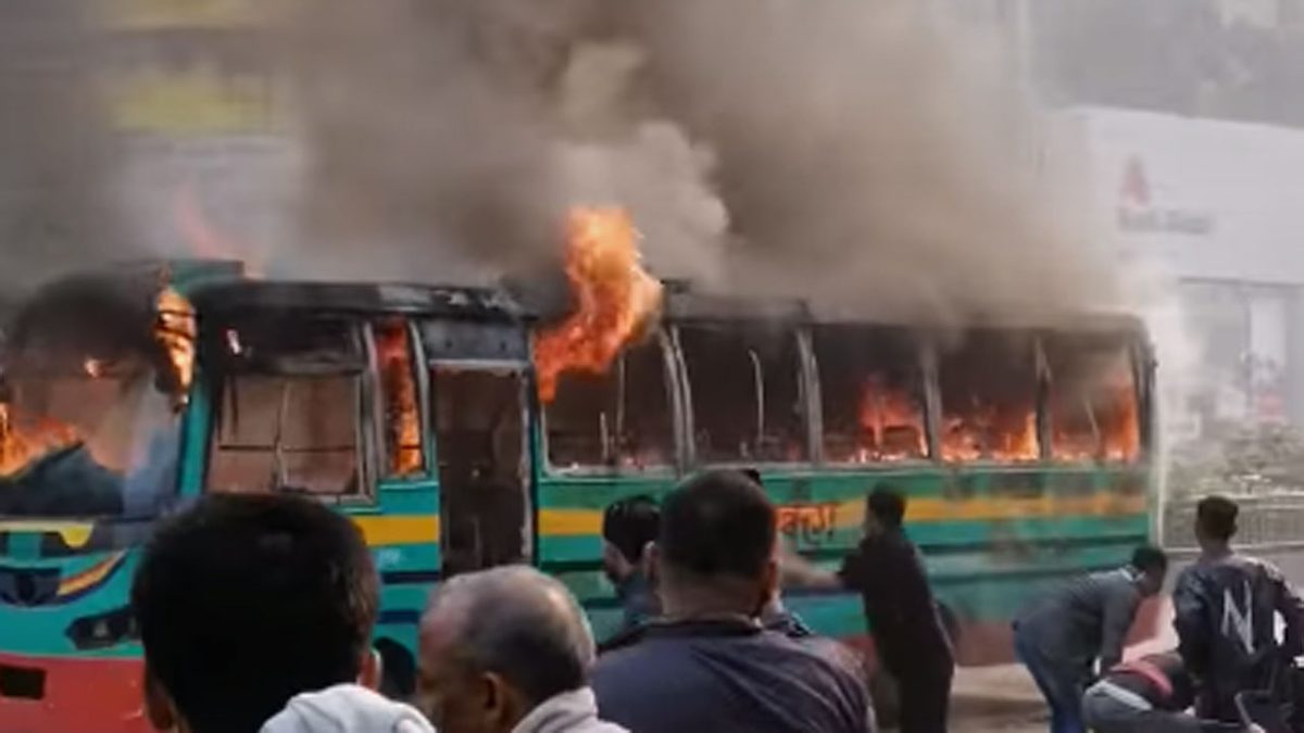 ধানমন্ডিতে রজনীগন্ধা পরিবহনের বাসে আগুন