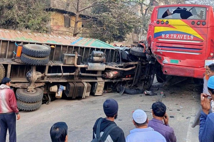 যাত্রাবাড়ীতে বাস-কাভার্ড ভ‍্যানের সংঘর্ষ, পথচারী নিহত