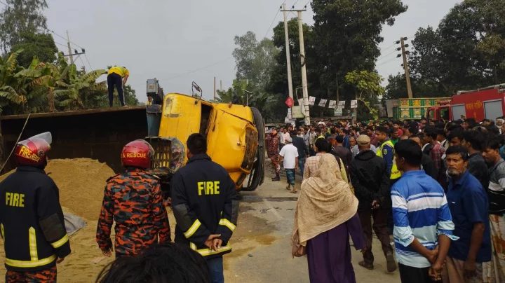 বাস-ট্রাক সংঘর্ষের পর উল্টে পড়ল সিএনজির ওপর, শিশুসহ নিহত ২