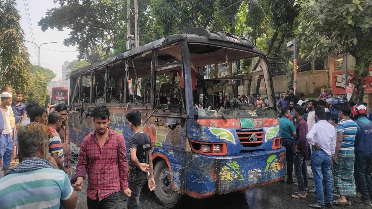 মোহাম্মদপুরে প্রজাপতি ও স্বাধীন পরিবহনে আগুন