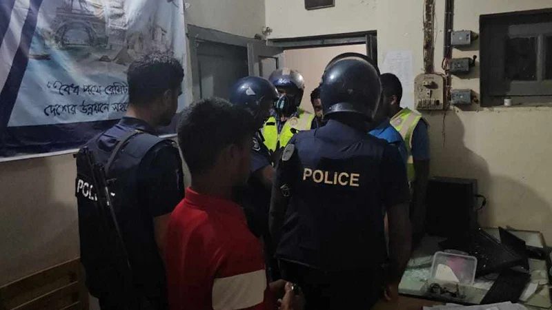 সোনালী ব্যাংকের ভল্ট ভেঙ্গে টাকা লুট,ম্যানেজারকে অপহরণ