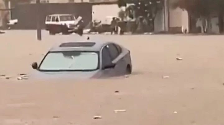 সৌদিতে ভারী বর্ষণ,ধসে পড়ল মসজিদের ছাদ