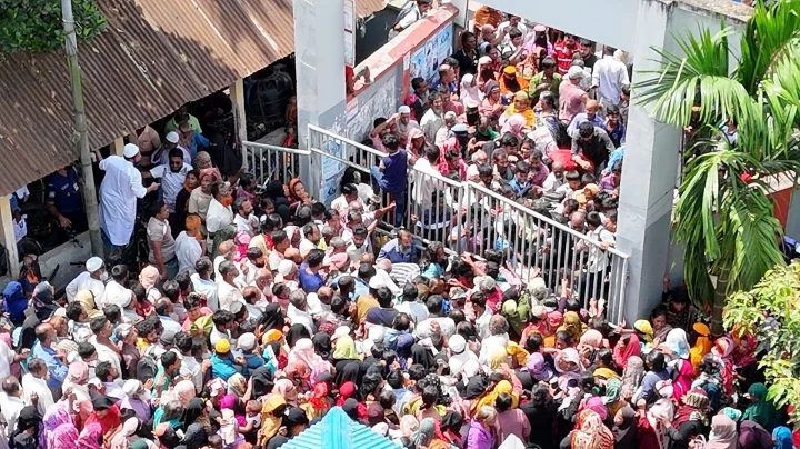 ১০ টাকায় ইলিশ দিতে এসে পালিয়ে রক্ষা এমপি প্রার্থীর!