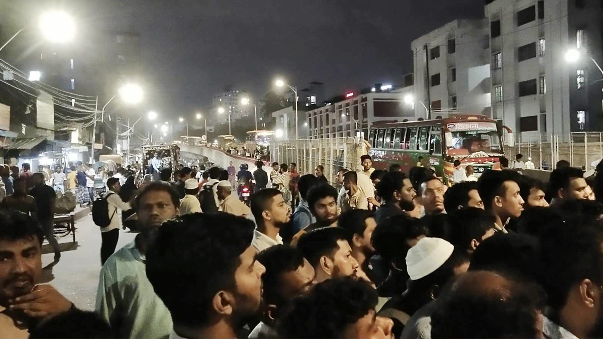 চানখারপুলে ঢাবি শিক্ষার্থীদের মারধর, প্রতিবাদে সড়ক অবরোধ