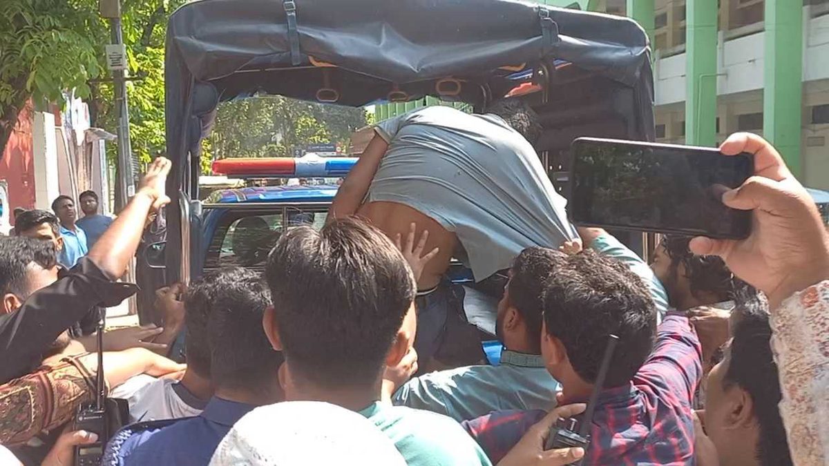 পঞ্চগড়ে ছাত্রীকে যৌন হয়রানি, শিক্ষককে গণপিটুনি দিয়ে পুলিশে সোপর্দ