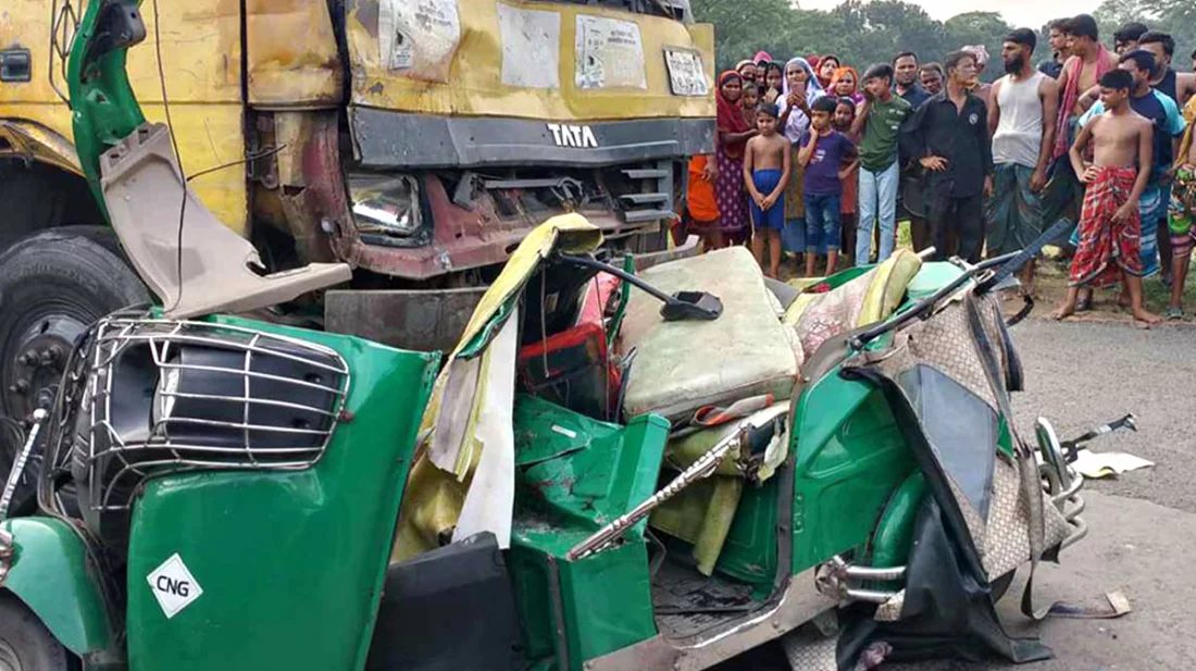 নরসিংদীতে ট্রাকচাপায় সিএনজির ৬ যাত্রী নিহত