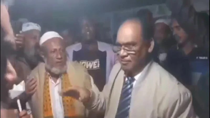 প্রকাশ্যে টাকা বিতরণ করায় নৌকার প্রার্থীকে তলব