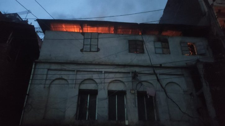 রাজধানীর চকবাজারে আবাসিক ভবনে আগুন