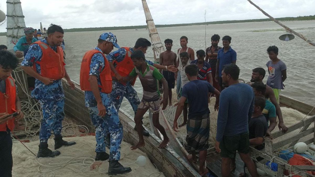 ইঞ্জিন বিকল হয়ে সাগরে ভাসছিল ট্রলার, ১৫ জেলে উদ্ধার