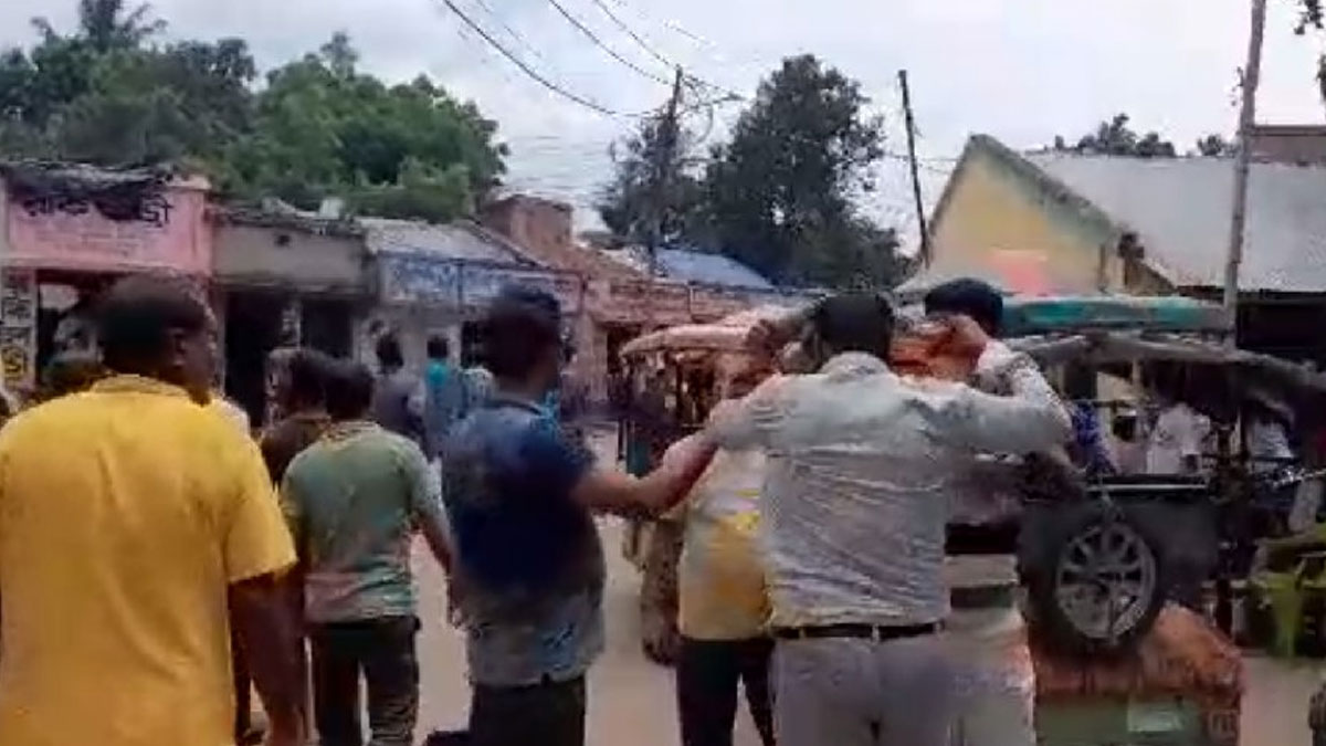 বিবাহবিচ্ছেদের বৈঠকে আইনজীবীর ঘরেই হাতাহাতি, আহত ৯