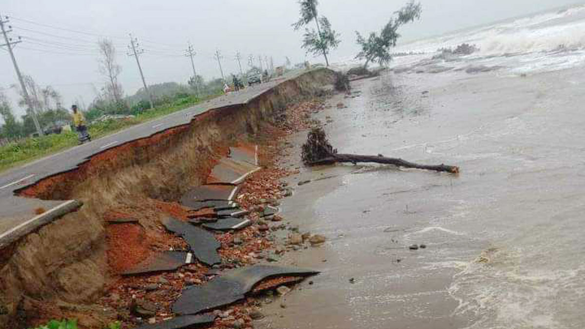 ভাঙনের কবলে কক্সবাজার মেরিন ড্রাইভ সড়ক