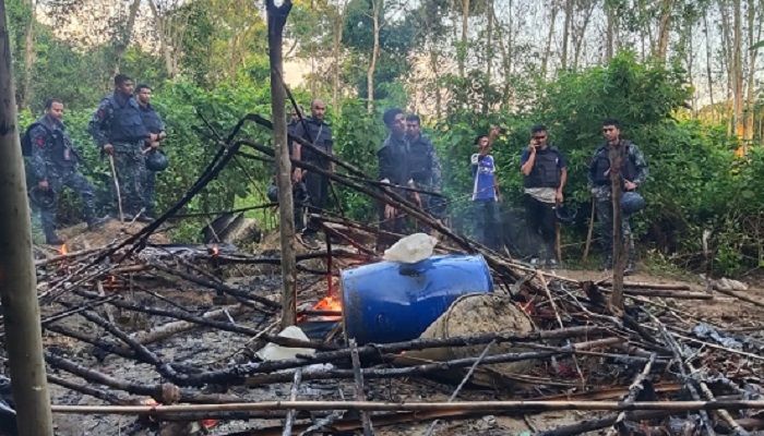মহেশখালীতে ধ্বংস করা হলো মদের কারখানা