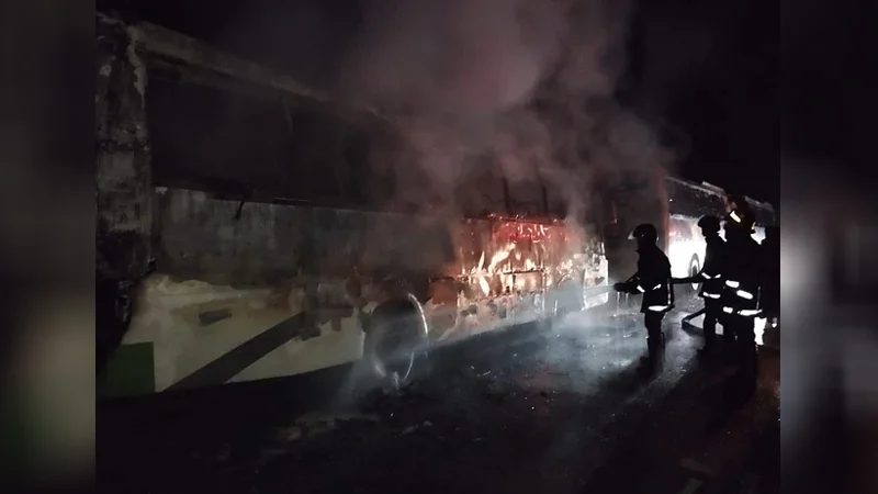 রাঙ্গুনিয়ায় দুটি বাস ভাঙচুর, একটিতে আগুন
