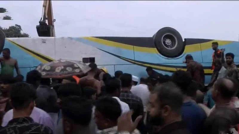চট্টগ্রামে নিয়ন্ত্রণ হারিয়ে বাস উল্টে নিহত ১, আহত ১৫