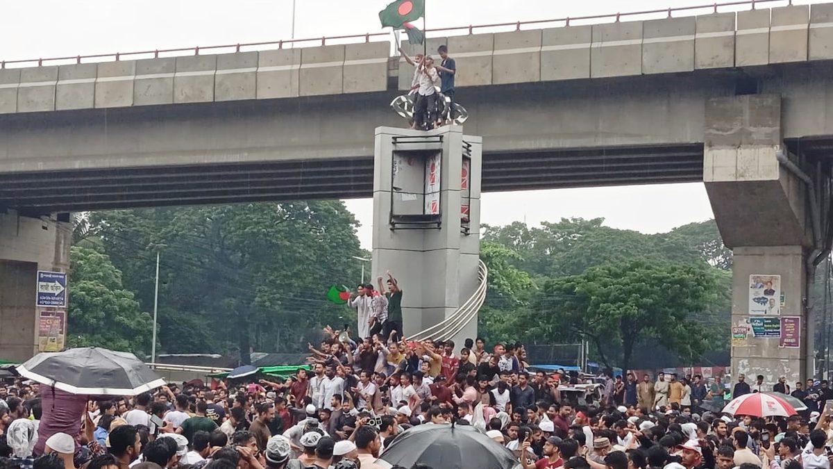গণমিছিল থেকে সমন্বয়কের মোবাইল চুরি