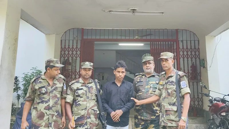 চট্টগ্রাম বিশ্ববিদ্যালয়ের ছাত্রীদের হল থেকে টিকটকার আটক