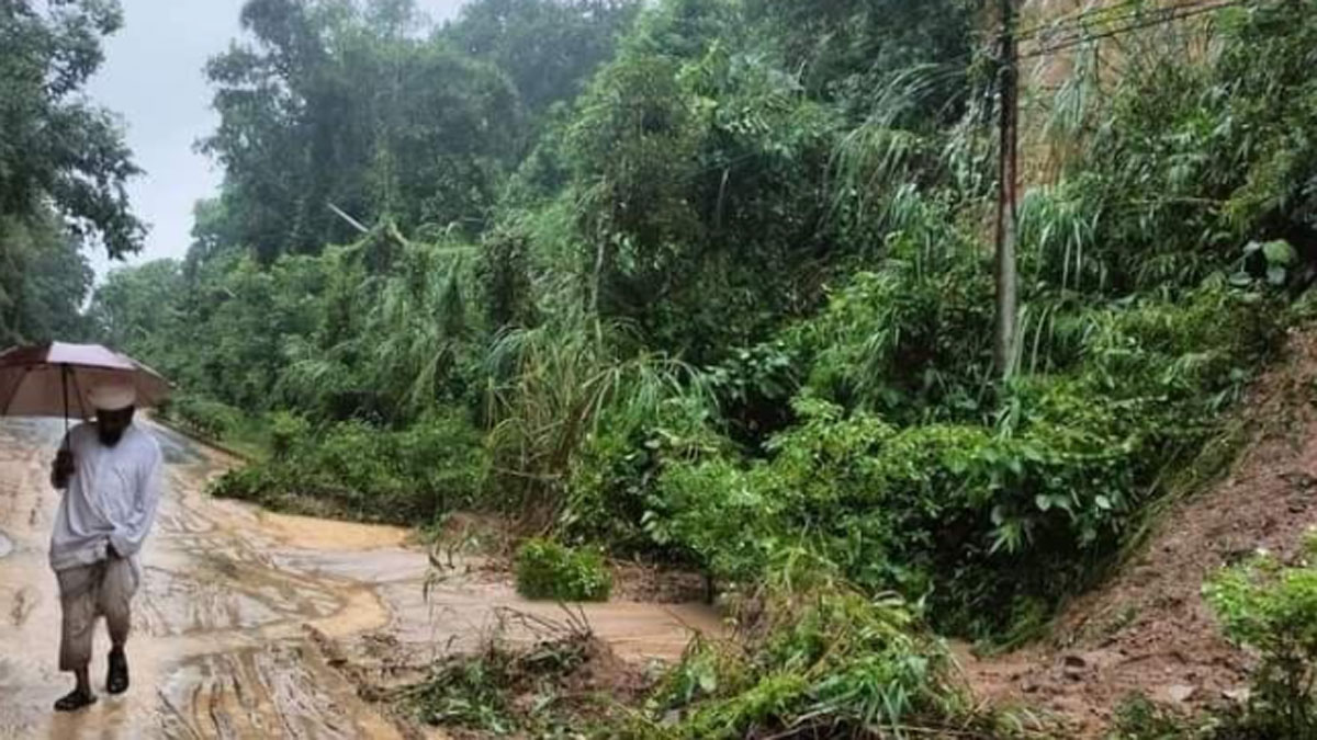 চবিতে অতিবৃষ্টিতে পাহাড় ধস, বন্ধ শাটল ট্রেন