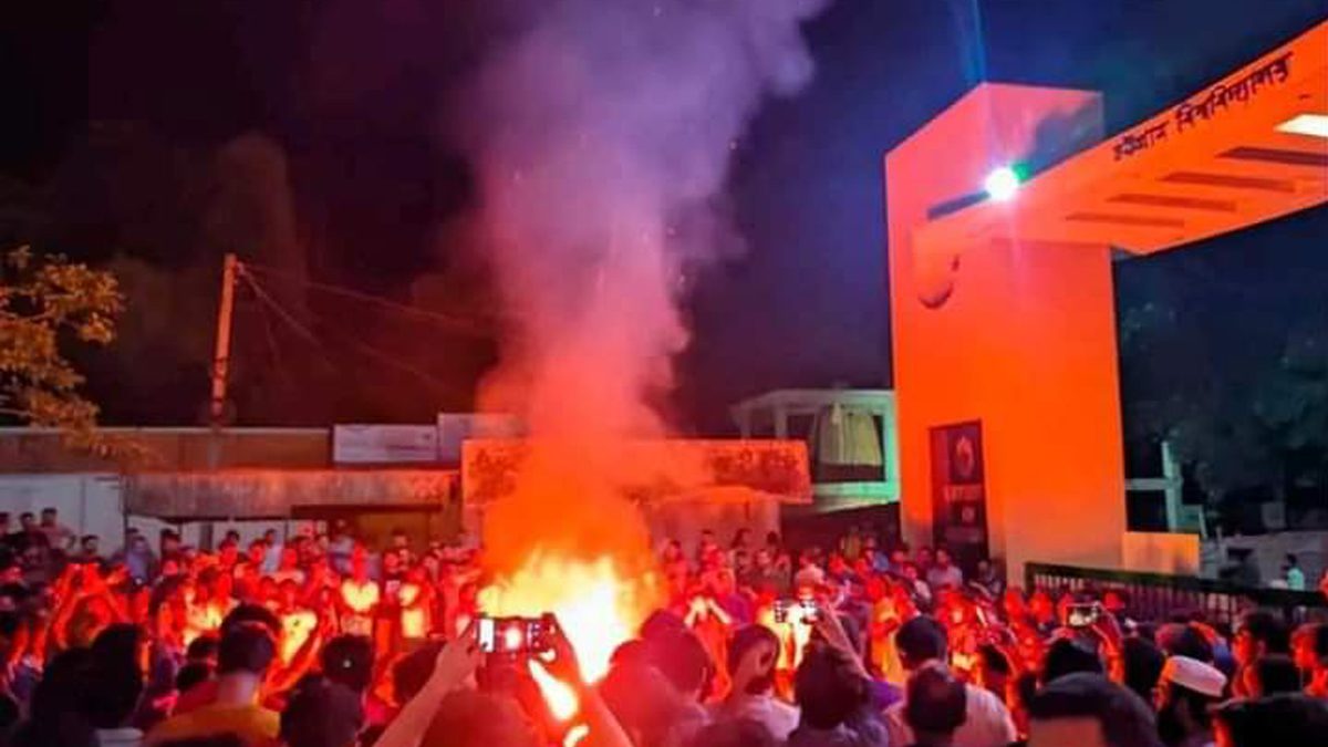 মধ্যরাতে উত্তাল চবি, উপাচার্যের বাসভবন ভাঙচুর