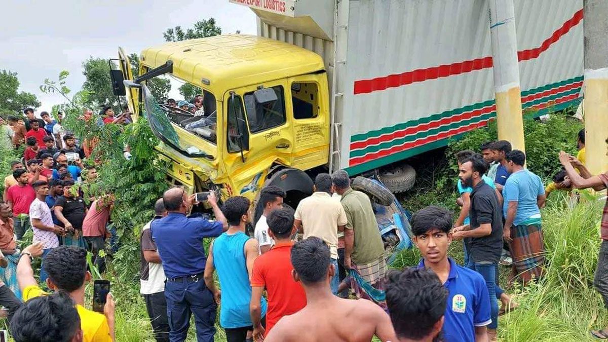 কুমিল্লায় কাভার্ডভ্যান-পিকআপের সংঘর্ষ, আহত ৭