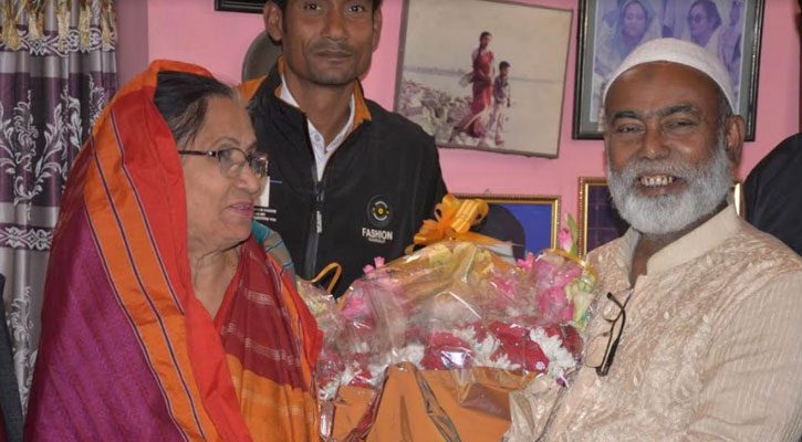 পরাজিত আ.লীগ প্রার্থীর বাসায় ফুল নিয়ে হাজির রংপুর সিটি মেয়র